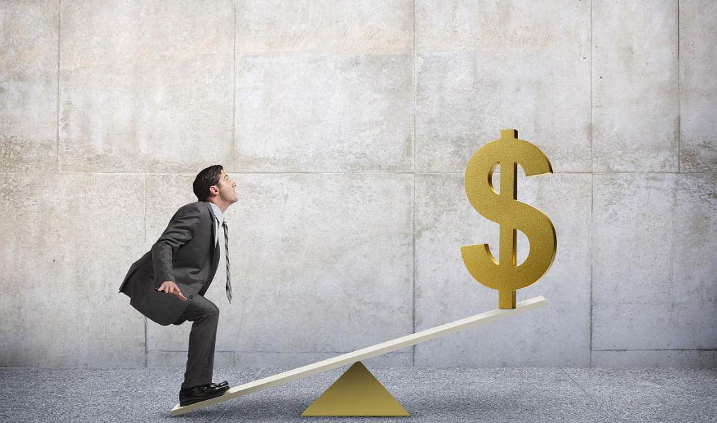 股票配资介绍 ,蓝色套装、帽子与胸针，回顾英国女王70年“权力时尚”